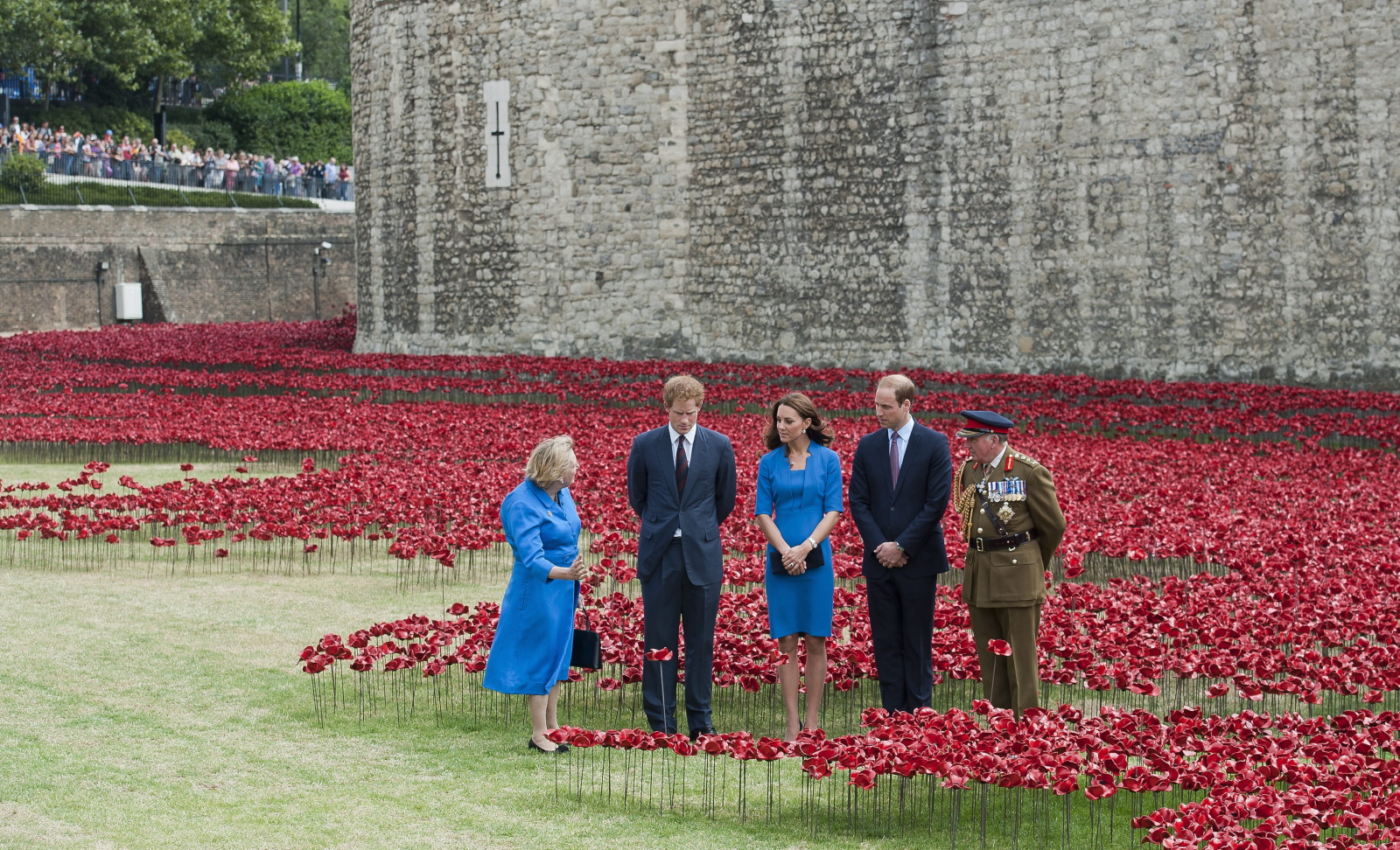 Ochotnicy mogą zgłaszać się jeszcze przez całe lato na stronie internetowej Tower of London, a potem chętni będą mogli wykupić prawie 900 tysięcy ceramicznych maków.