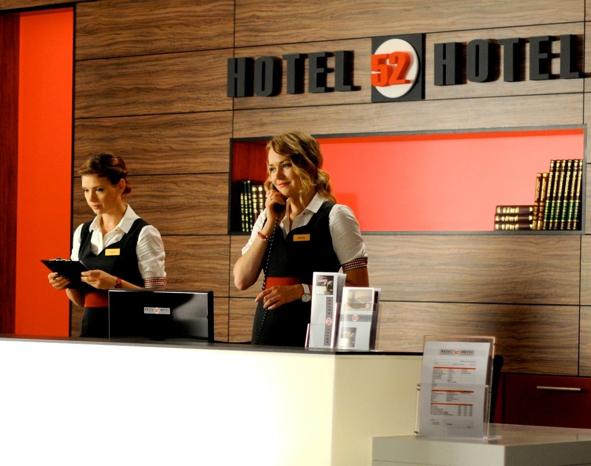Lucy (Lucyna Malec) jako doświadczona, trzykrotna rozwódka posłuży „dobrą” radą, młodszym koleżankom. Zwłaszcza Marcie (Magdalena Lamparska), której życie nie jest usłane różami.