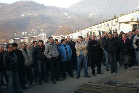 Radnici čekaju da im se obrati generalni direktor