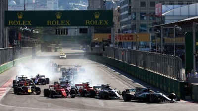 Grand Prix Azerbejdżanu 2017: kolizja mistrzów, wygrana Ricciardo