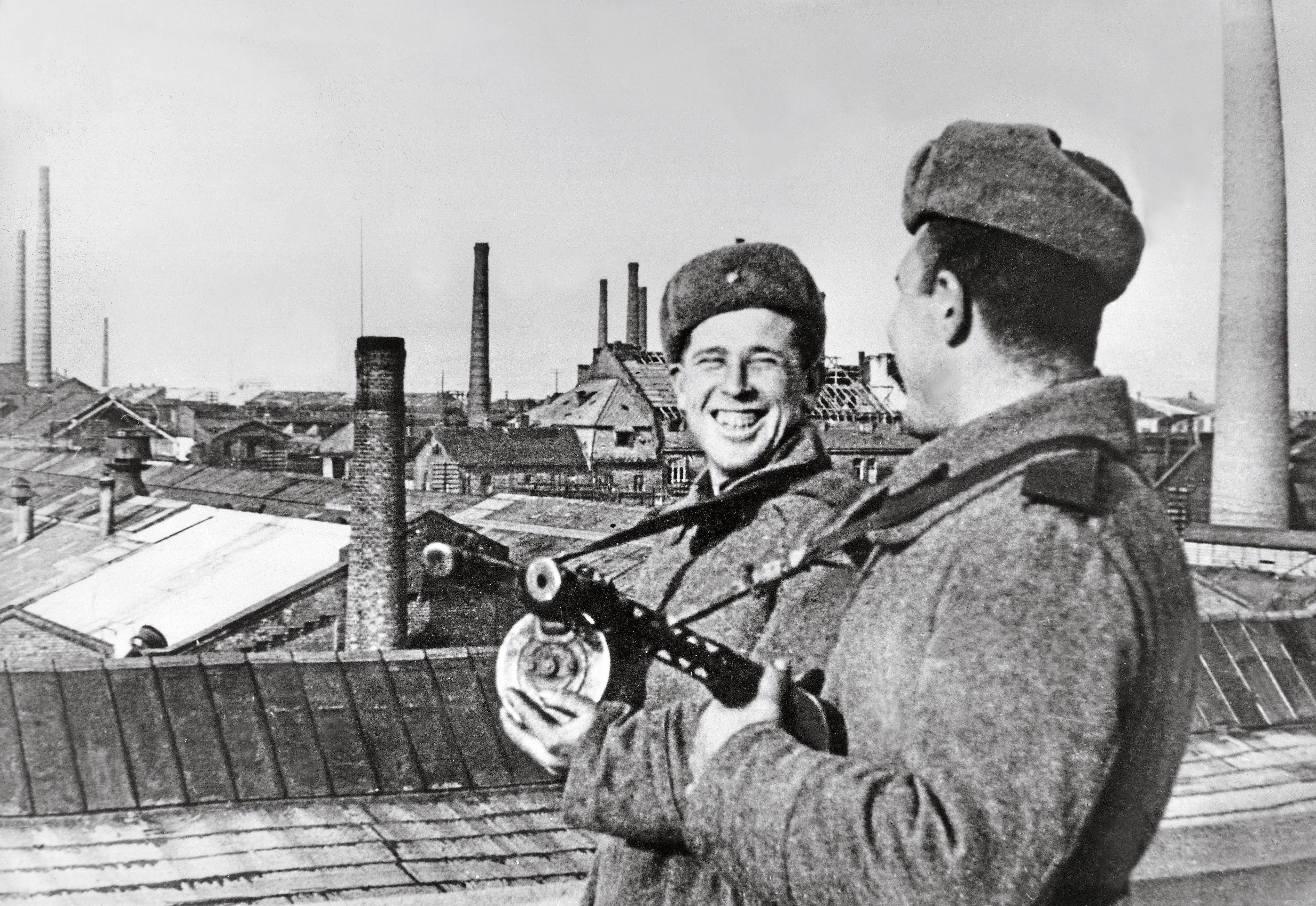 Sowieccy żołnierze pozują do zdjęcia w przemysłowej dzielnicy po zajęciu miasta, 14 lutego 1945 r.