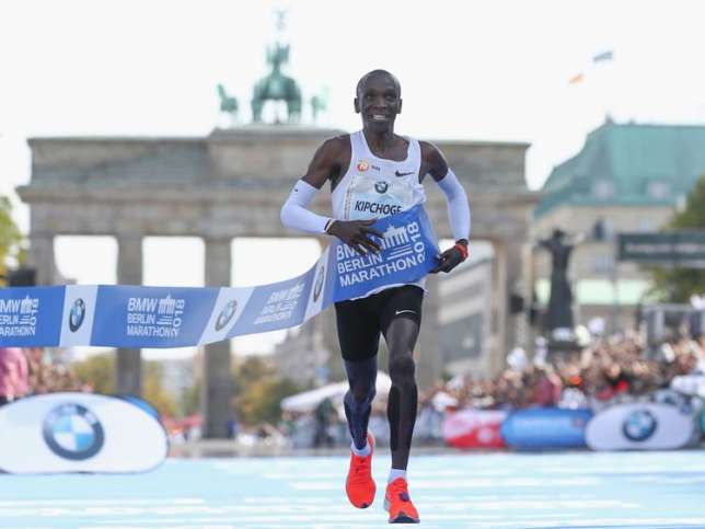 Eliud Kipchoge crosses the finish-line at Berlin's Brandenburg Gate