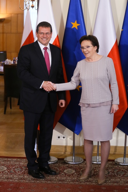 ... Bluzka była wykonana z czegoś przypominającego dzianinę, a w dodatku miała zwiewną falbankę na dole - wszystko to odpowiadało aktualnym trendom; pytanie tylko, czy było odpowiednim ubraniem na oficjalne wystąpienie...? Wątpliwości budzi też wybór szpilek. Te beżowe wydają się nieco blade...