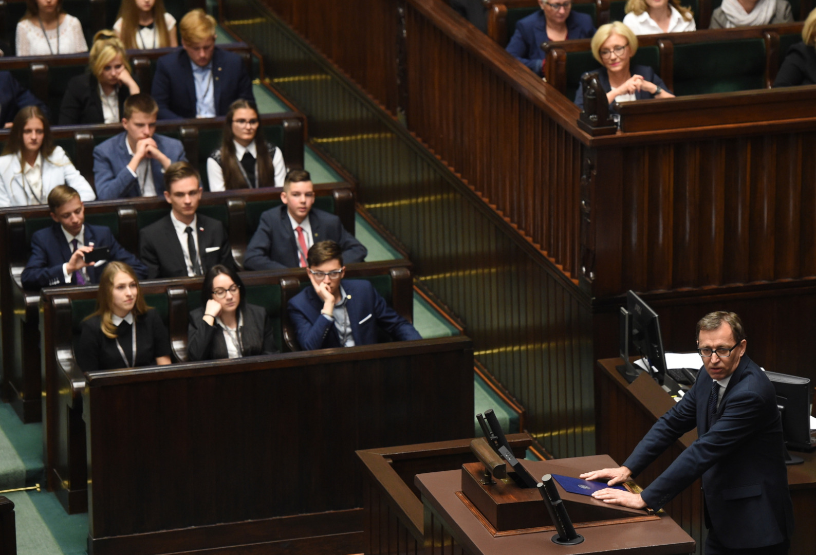 -<em> Dzisiaj, po 28 latach wolnej Polski, zajmujemy się usuwaniem z przestrzeni publicznej symboli systemów totalitarnych, to jest wielkie zaniechanie mojego pokolenia i wy to macie zmienić</em> - powiedział Szarek. <br><br> Przypomniał o zbliżającej się 100. rocznicy odzyskania przez Polskę niepodległości. -<em> Przed nami wielka rocznica - 100-lecie odzyskania przez Polskę niepodległości (...). To wy będziecie następnym pokoleniem, które będzie budowało i kształtowało Polskę. To od waszych wyborów będzie zależała przyszłość Polski, ale doświadczenie mojego pokolenia mówi o tym, że nie możemy porzucać naszej tożsamości, to jest doświadczenie, które wynika z naszej przeszłości</em> - podkreślił. <br><br> -<em> Dzisiaj, w momencie, gdy Europa się pogubiła i stoi przed wieloma problemami, to wy możecie stworzyć inną Polskę, która będzie wzorem dla tej Europy</em> - zaznaczył. <br><br> Prezes IPN poinformował, że razem ze Związkiem Harcerstwa Polskiego IPN zamierza przeprowadzić akcję