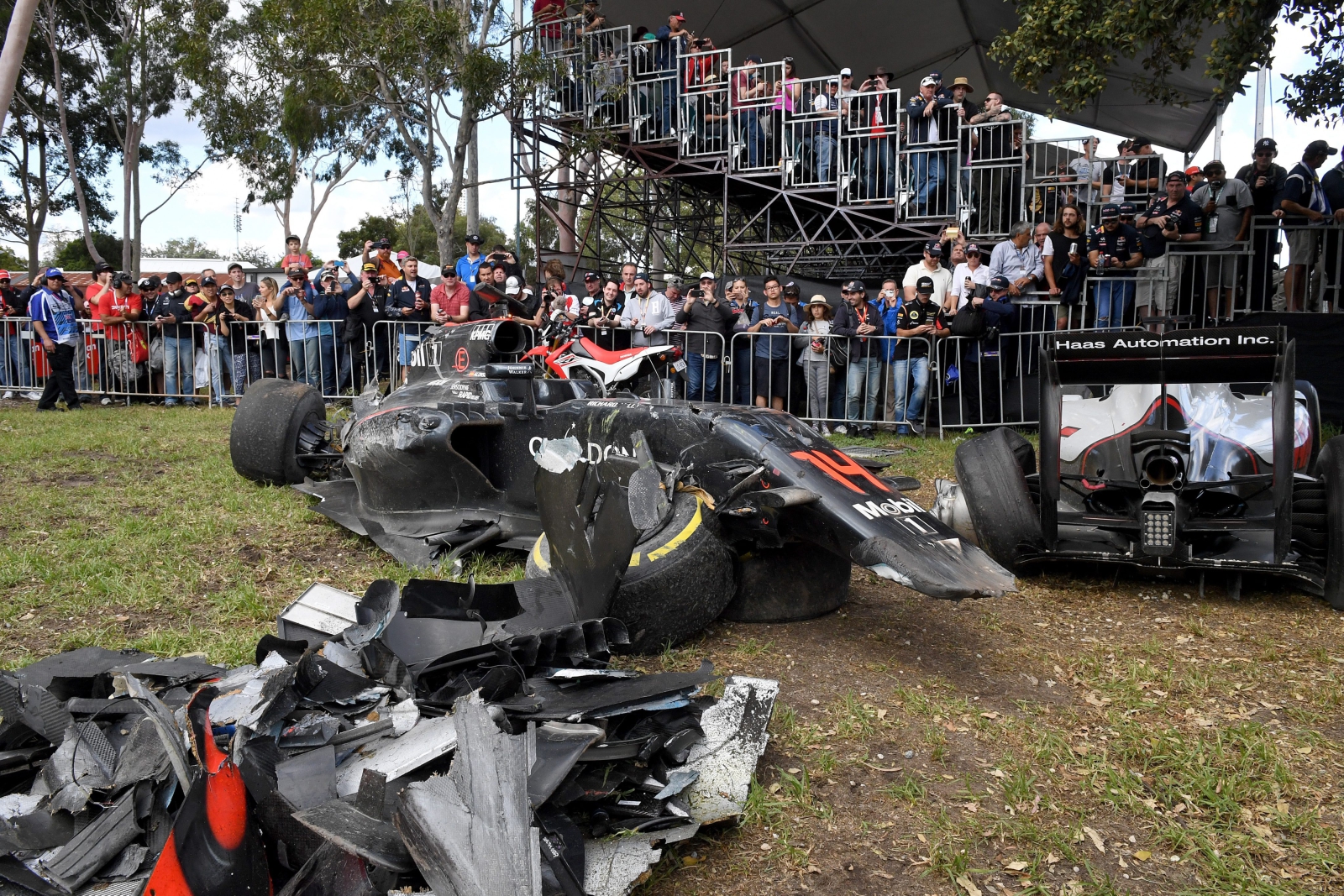 Tego nie da się wyklepać. Z bolidu Fernando Alonso zostały tylko szczątki