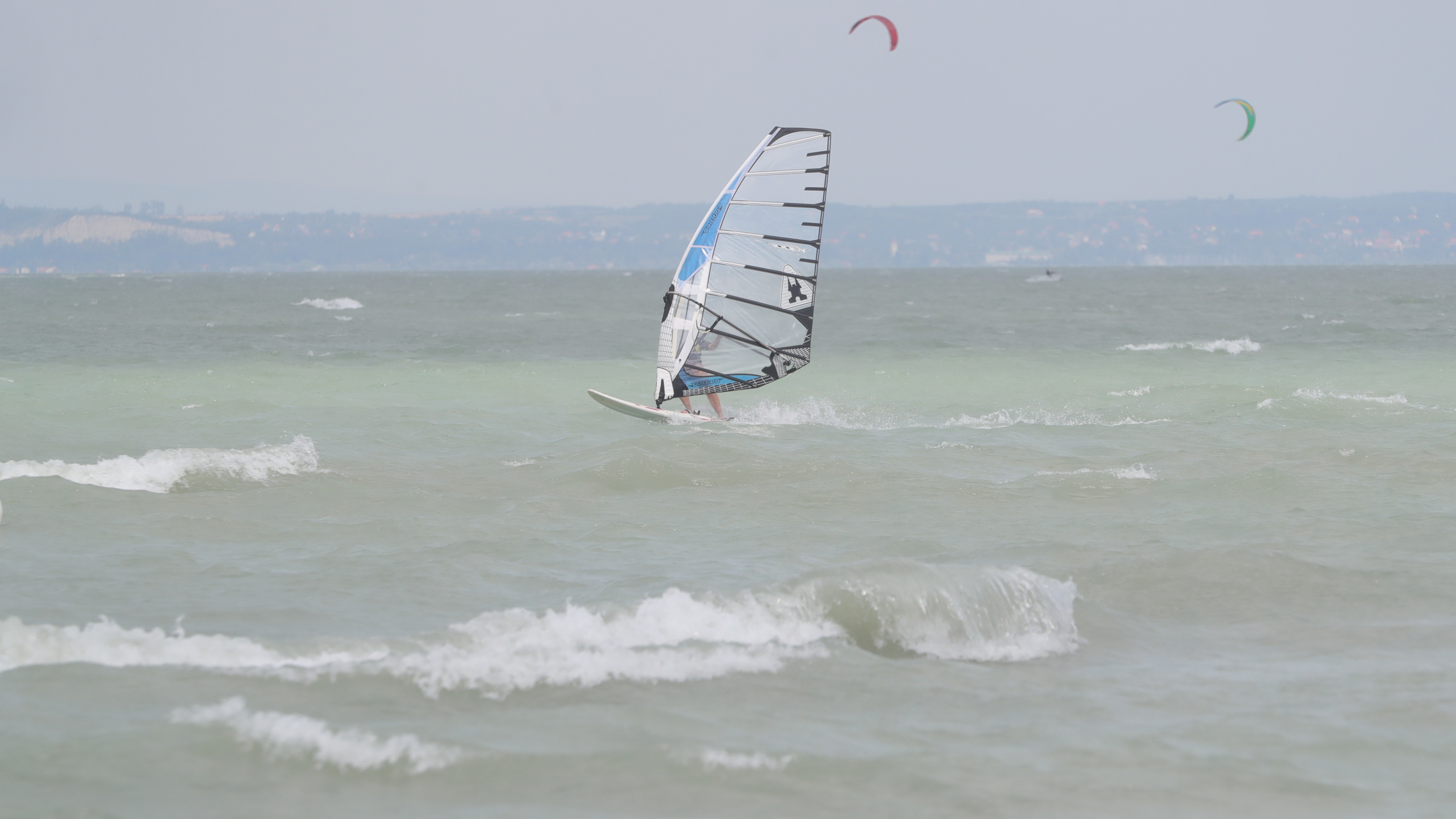 Ismert szörföst kellett kimenteni a Balatonból - idén ő az első akiért riasztották a hatóságokat