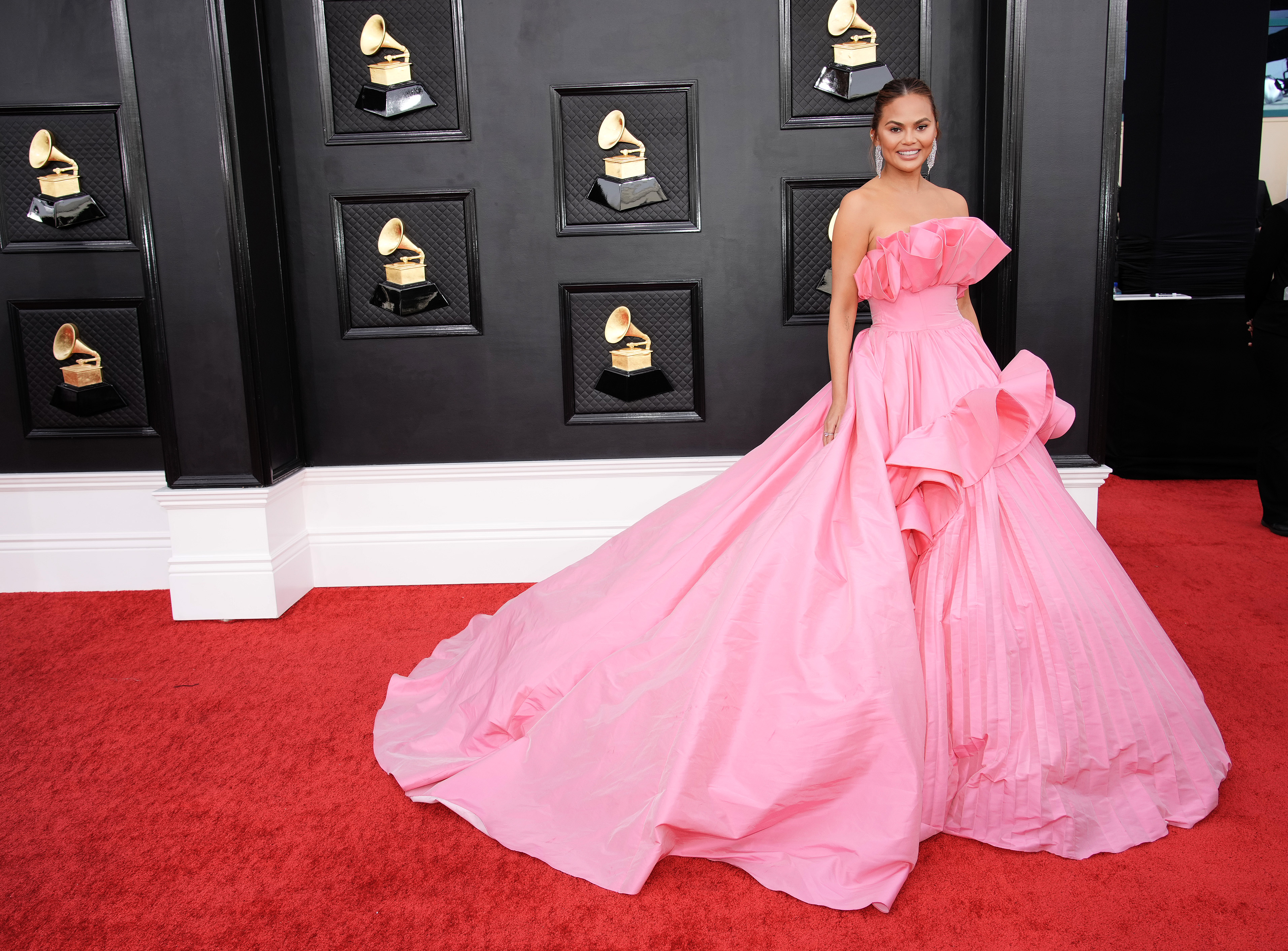 Hatalmas uszályok, rengeteg tüll: íme a Grammy-gála legszebb ruhái
