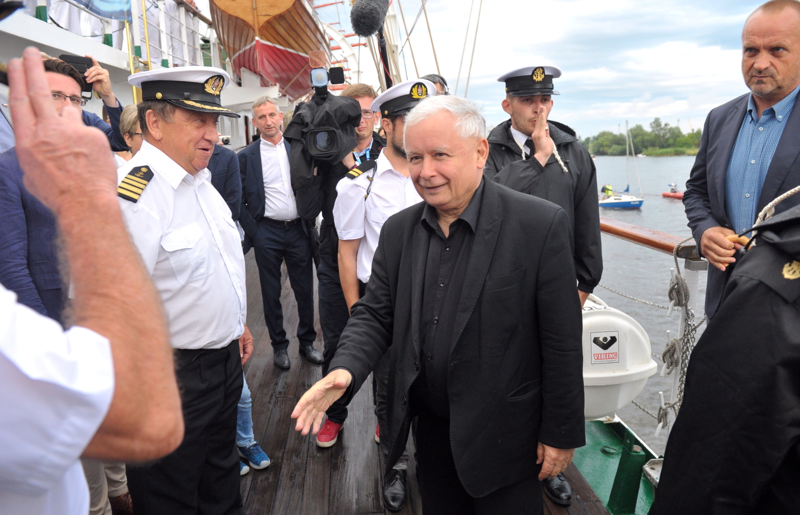 Pytany przez PAP o Światowy Dzień Morza, który ma odbyć się we wrześniu 2018 r. w Szczecinie szef resortu powiedział, że „będzie to dla Polski ogromne wydarzenie”. „Chcemy zmyć ze Szczecina tę etykietę mówiącą, że to miasto jest passe i nie ma sensu tu inwestować. Staramy się odwrócić tę tendencję, również organizując tu kulturalne imprezy. Światowy Dzień Morza będzie właśnie takim ważnym wydarzeniem” - dodał Gróbarczyk. Minister spraw wewnętrznych Mariusz Błaszczak pytany o zabezpieczenie zlotu wielkich żaglowców w Szczecinie powiedział, że to „duże przedsięwzięcie, ale policja jest od tego, aby zapewniać bezpieczeństwo wszystkim uczestnikom”.