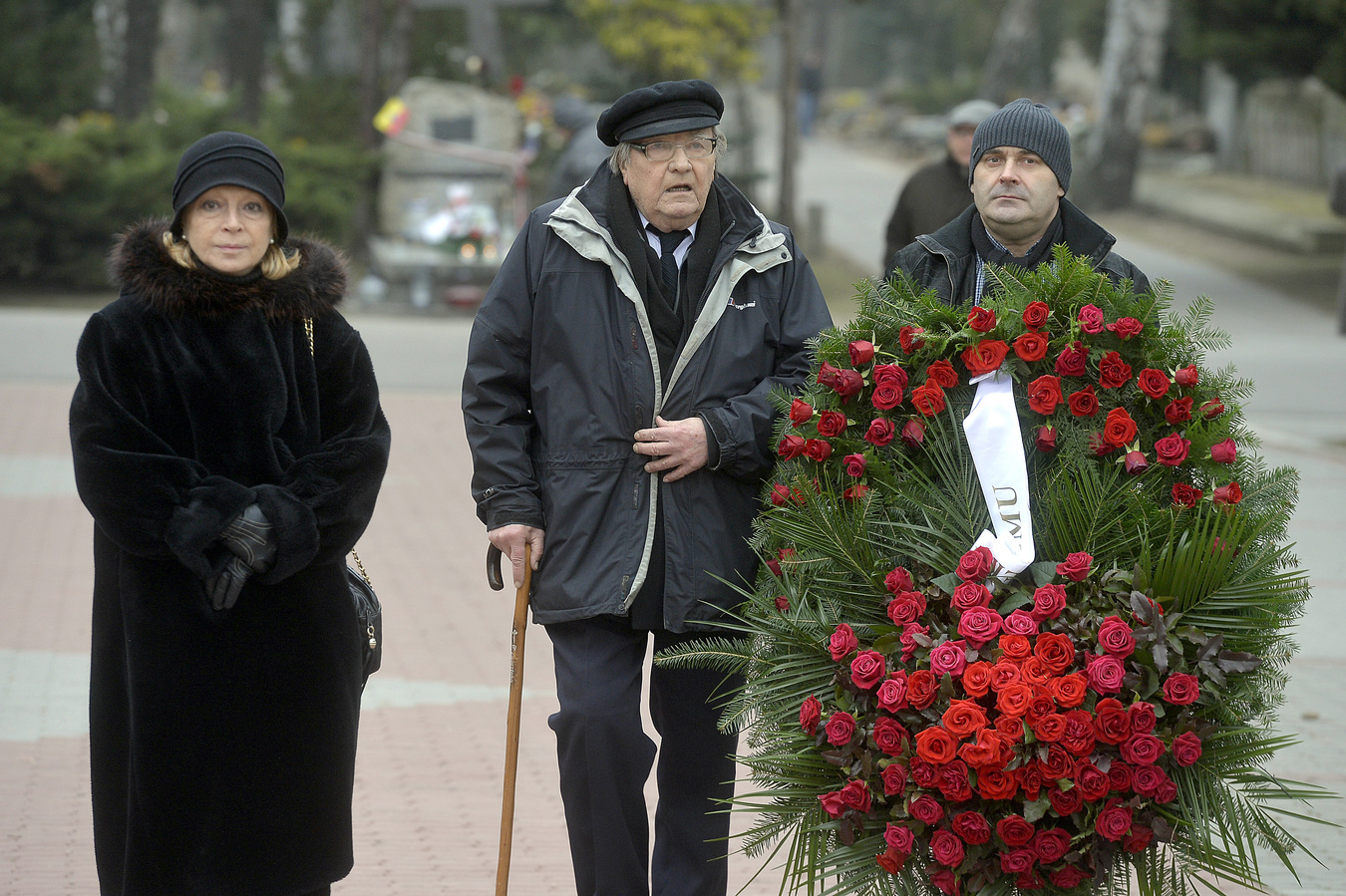 Ewa Wiśniewska i Ignacy Gogolewski na pogrzebie Stanisława Mikulskiego