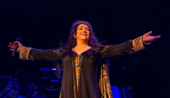 Do powrotu namówi Kate Bush jej 16-letni Bertie – chciał niejako wynagrodzić jej fanom przerwę w karierze, na którą zdecydowała się po jego urodzeniu. – Mobilizował mnie, dodawał otuchy. Gdyby nie jego entuzjazm, te koncerty nie doszłyby do skutku – zdradziła artystka. Chłopak towarzyszy jej również na scenie – śpiewa w chórku, tańczy, a nawet sam staje na chwilę przy mikrofonie...