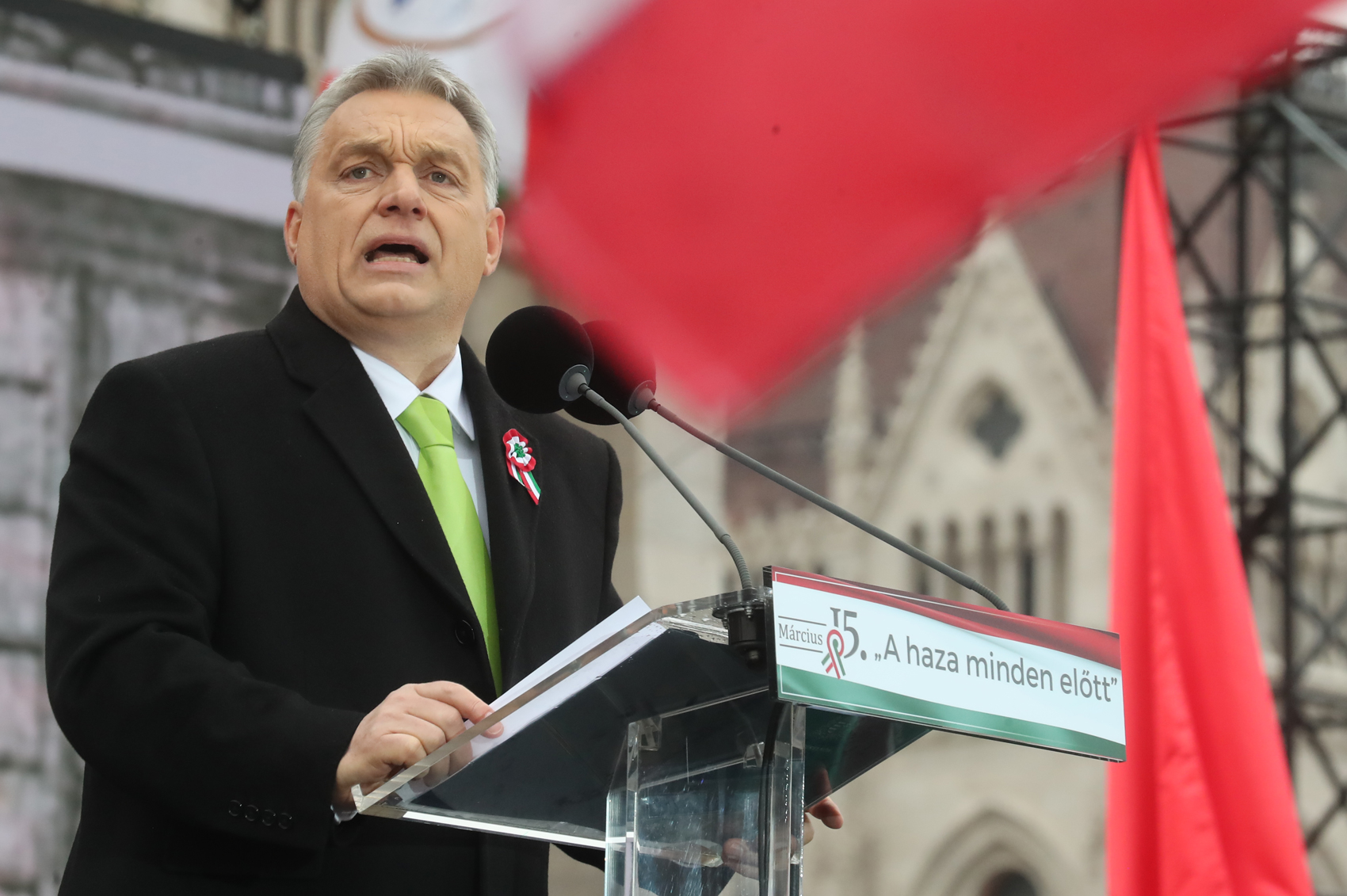 Orbán Viktor tényleg golyóálló mellényt viselt a nemzeti ünnepen? Itt a  hivatalos válasz - Blikk