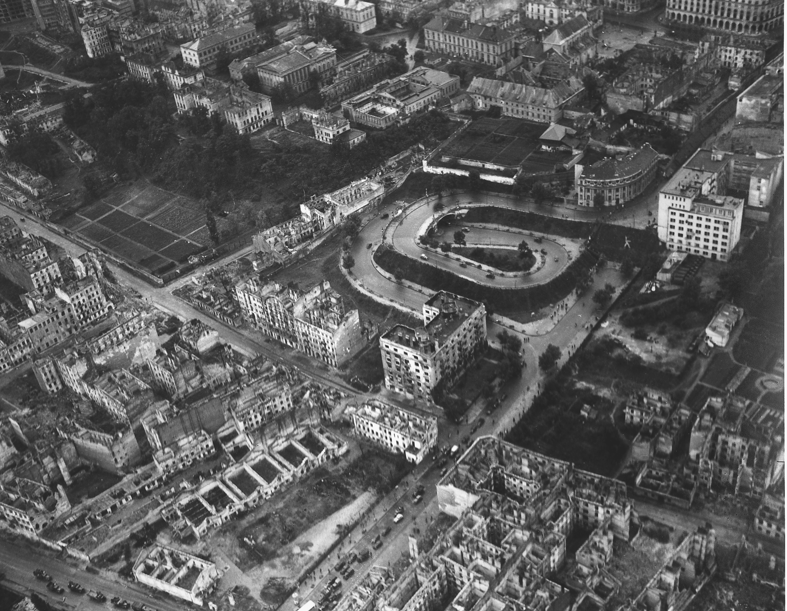 Fotografia lotnicza Warszawy wykonana w 1945 roku, prawdopodobnie z pokładu radzieckiego samolotu