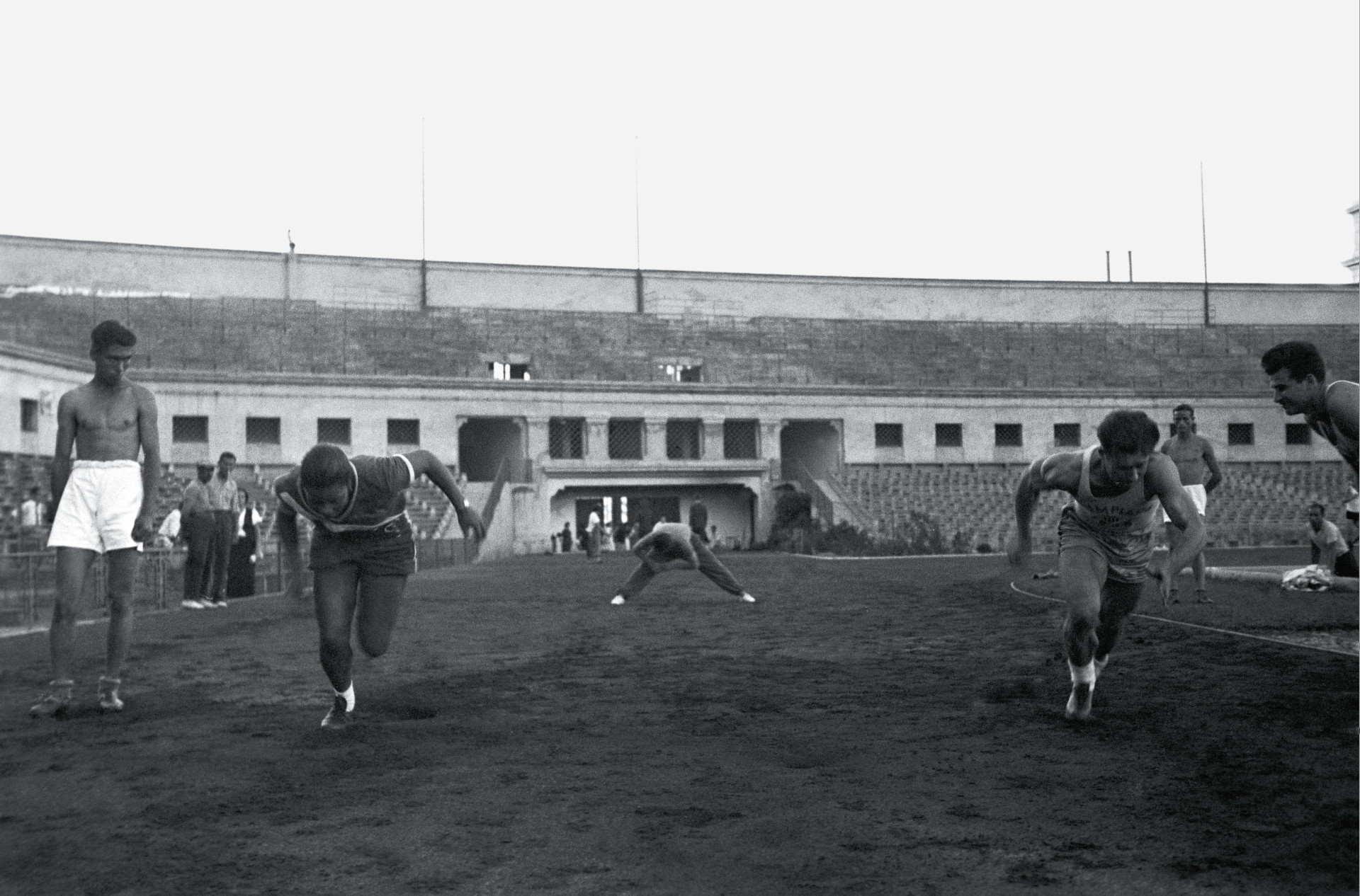 Sportowcy trenują przed olimpijskimi zmaganiami na stadionie w Barcelonie, maj-lipiec 1936 r.