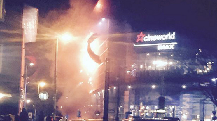 Tűz tört ki a moziban egy lágra kapó óriásplakát miatt/ Fotó: Twitter