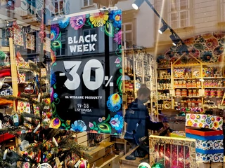 W tym roku przeceny będą mniejsze -  połowa ankietowanych handlowców deklaruje, że pozwoli sobie jedynie na 30-procentową obniżkę cen w ramach Black Friday, za to aż 60 proc. sprzedawców utrzyma je od 25 do 28 listopada