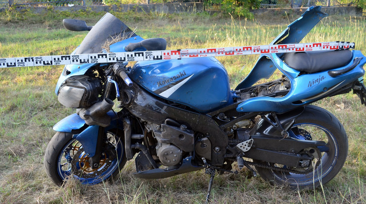 Ezzel a motorral hajtott a fának a jogosítvány nélkül vezető jánoshalmi férfi / Fotó: Police.hu