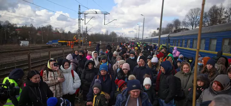 Polscy operatorzy komórkowi rozdają darmowe startery ukraińskim uchodźcom