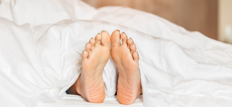Śpisz z odsłoniętymi stopami? To może być objaw choroby