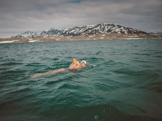 Żeby pływać w zimnej wodzie jak profesjonaliści, trzeba zaczynać stopniowo: najlepiej od pływania przez 4–5 minut, dwa, trzy razy w tygodniu