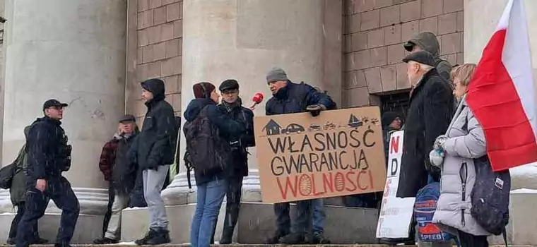 Protesty podczas sesji Rady Warszawy w sprawie Strefy Czystego Transportu. "Jakie lobby za tym stoi?" [Aktualizacja]