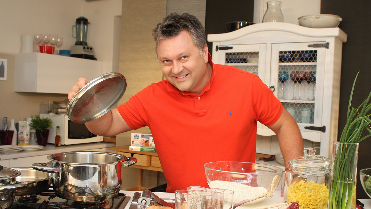 Robert Sowa to jeden z najbardziej rozpoznawalnych szefów kuchni w Polsce. Jego największą pasją jest gotowanie. Nieustannie kreuje dania i poszukuje coraz lepszych smaków. Nie wiesz, co ugotować na obiad? Nie chcesz zbankrutować, szykując rodzinie efektowne dania? Mistrz kuchni Robert Sowa podpowie, co można przygotować smacznego dla najbliższych!