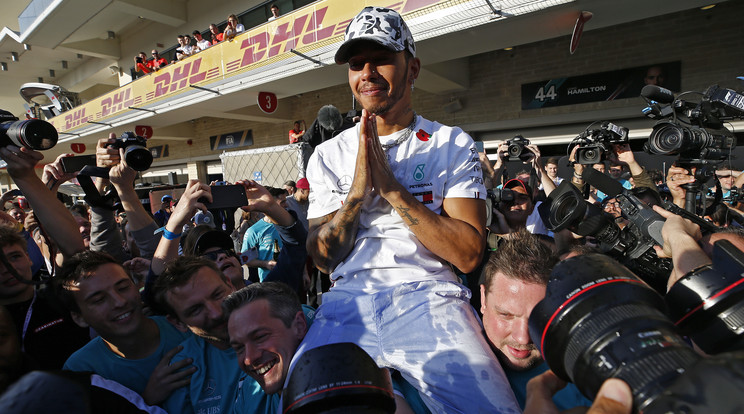 Lewis Hamilton nem lazsál: a hatodik vébé címe után is újabb győzelmeket akar aratni /Fotó: MTI/EPA/Larry W. Smith