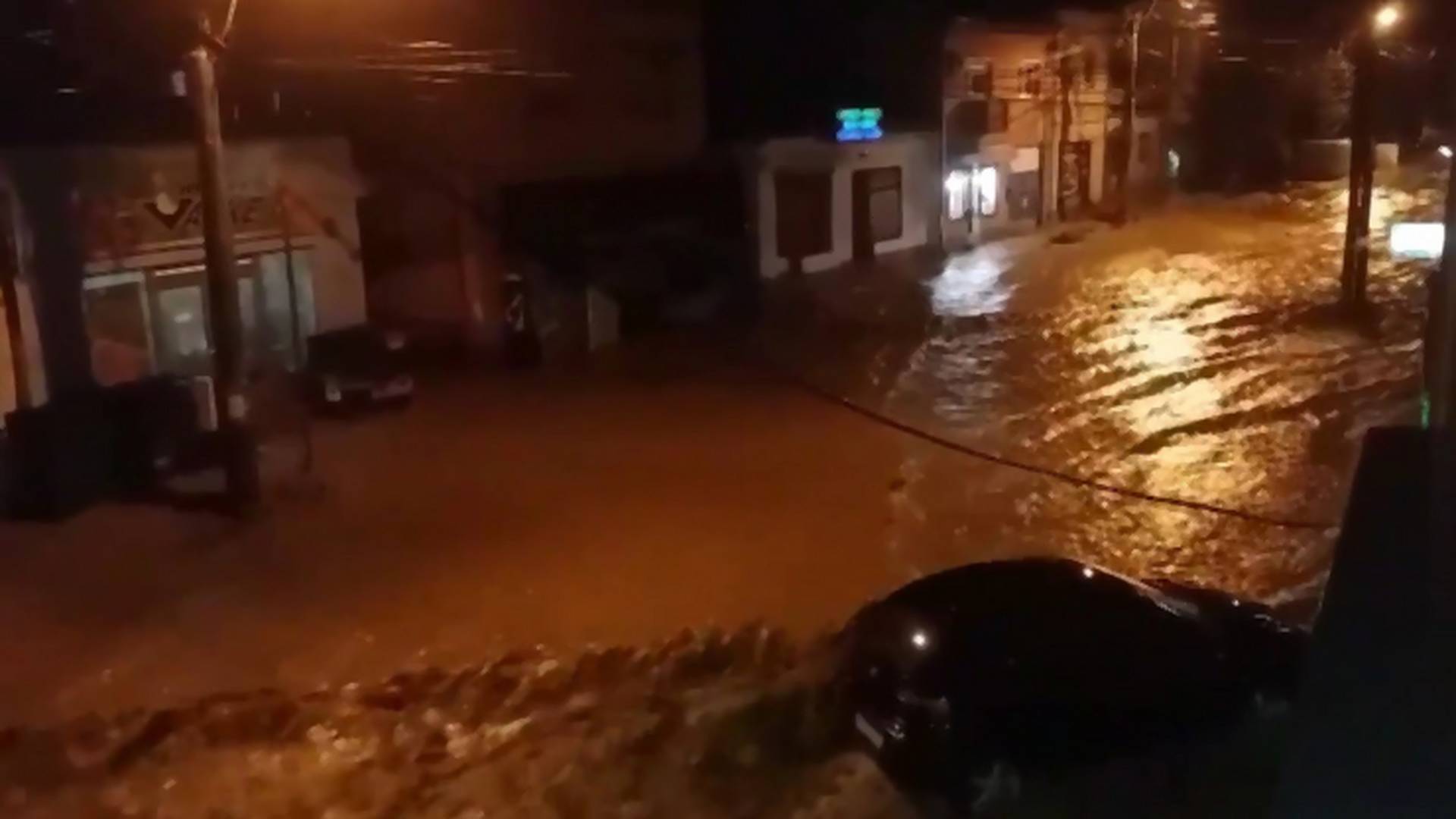 Ulice u Aranđelovcu i Mladenovcu su se sinoć pretvorile u reke