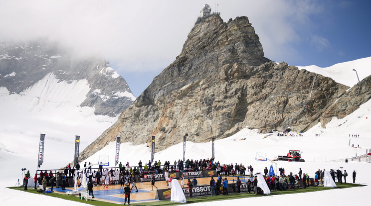 Kosárlabda a svájci Alpokban / Fotó: MTI