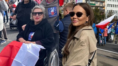 Kinga Rusin o kulach, Krystyna Janda na wózku inwalidzkim. Mimo ograniczeń wyszły na ulice Warszawy