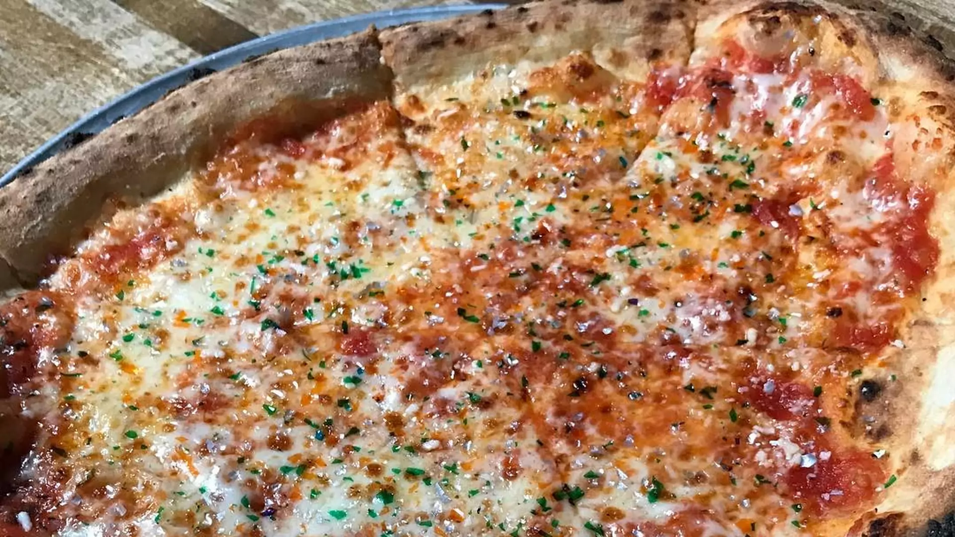 Pizza z jadalnym brokatem to trend, o którym chcemy zapomnieć