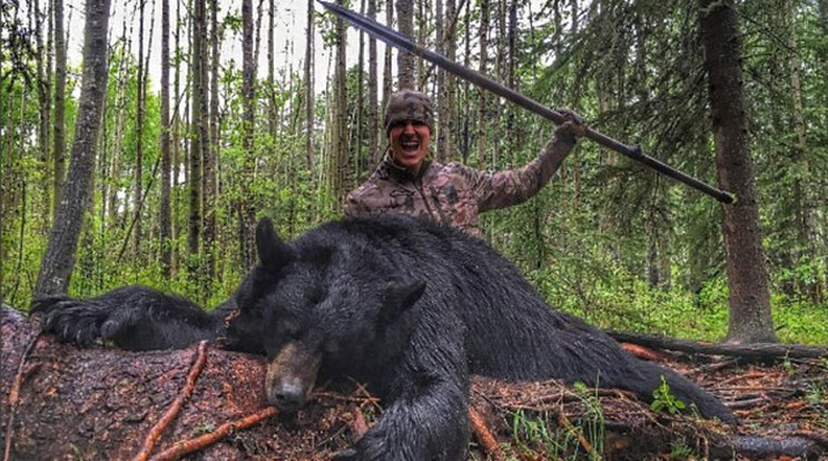 A fiatal vadász örömittasan pózolt a tetem felett, az állatvédők kiakadtak/Fotó:Instagram