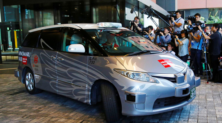 
Nagy port kavart fel Japánban az első önvezető taxi kísérleti üzeme