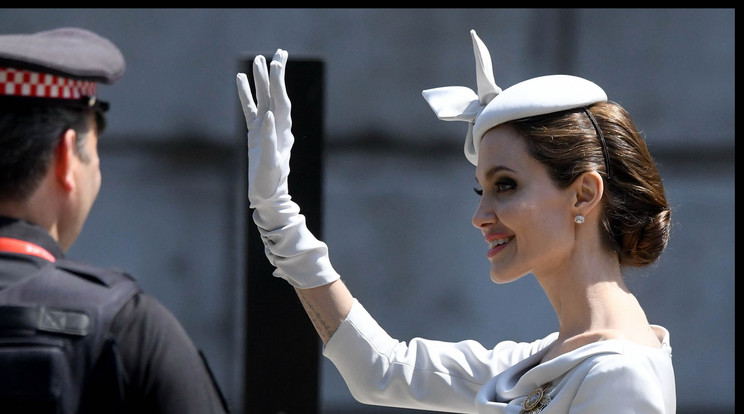Angelina Jolie a londoni Szent Pál katedrálisban - Fotó: Northfoto