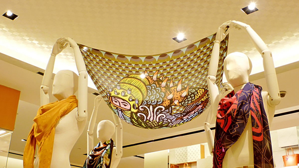 905 dolarów kosztuje w butiku w Dżakarcie szal Louis Vuitton według projektu artysty Eko Nugroho - podał "Jakarta Globe". To kolejne działania słynnej marki związane ze sztuką z tego regionu.