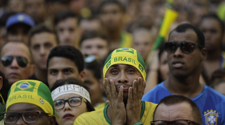 Szomorkodó szurkolók, kiesett Brazília /Fotó: MTI/AP/Leo Correa