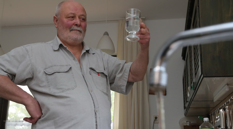 Dévai Ferenc (66) budakalászi lakos aggódik az ivóvíz sorsa miatt /Fotó: Varga Imre