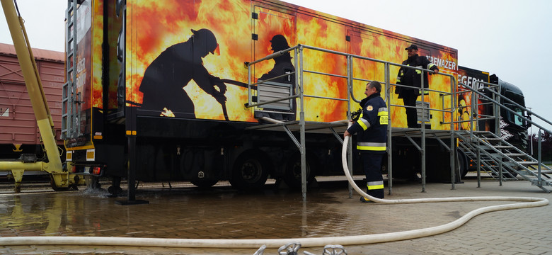 Ćwiczenia służb metra w ciężarówce pełnej ognia