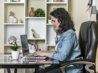 W czasie pandemii koronawirusa w wielu zawodach upowszechnił się model pracy w trybie home office. Oprócz niewątpliwych pozytywów pracy zdalnej, pracownicy odczuli wzrost kosztów wykonywania pracy z domu