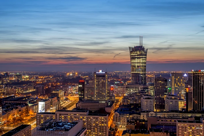 Panorama miasta z imponującym wieżowcem Warsaw Spire