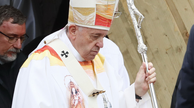 A román hatóságok letakartatták a magyar feliratot a pápa csíksomlyói miseruháján / Fotó: Fuszek Gábor