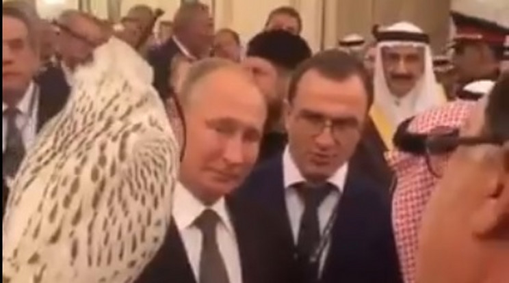 A sólyom teljesen természetesen viselkedett Putyin jelenlétében is / Fotó: RT