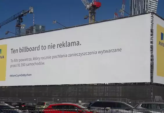 Billboard pochłaniający smog stanął w Warszawie. Pytamy eksperta, czy to działa