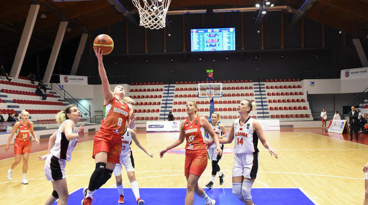 A magyar női kosárlabda-válogatott az
első perctől kezdve komolyan vette az albániai Európabajnoki-selejtezőt,
és végül 139-27-re
nyert Tiranában /Fotó: Facebook