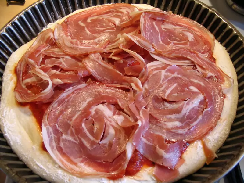 Preparation_pizza_pancetta_2