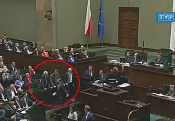 Scena jak z "Ucha Prezesa". Takich obrońców jak Kaczyński chciałby mieć każdy