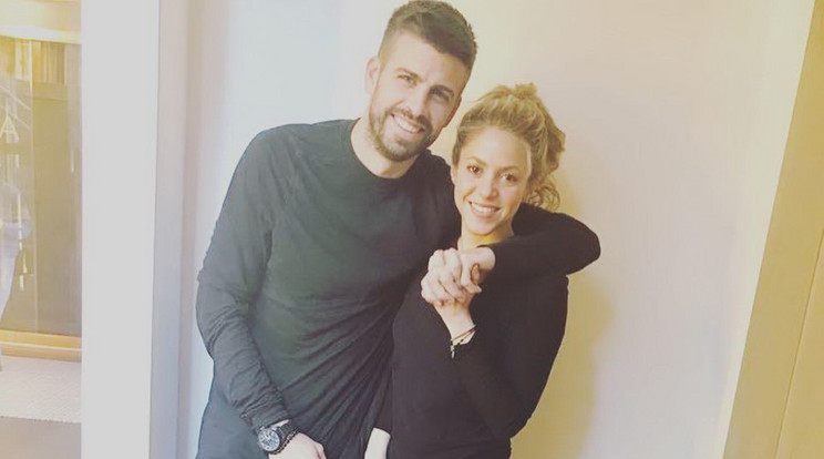 Pigué és Shakira itt még boldogan fotózkodott közös házuk ajtajában, most azonban hívatlan vendégeket kaptak / Fotó: Northfoto