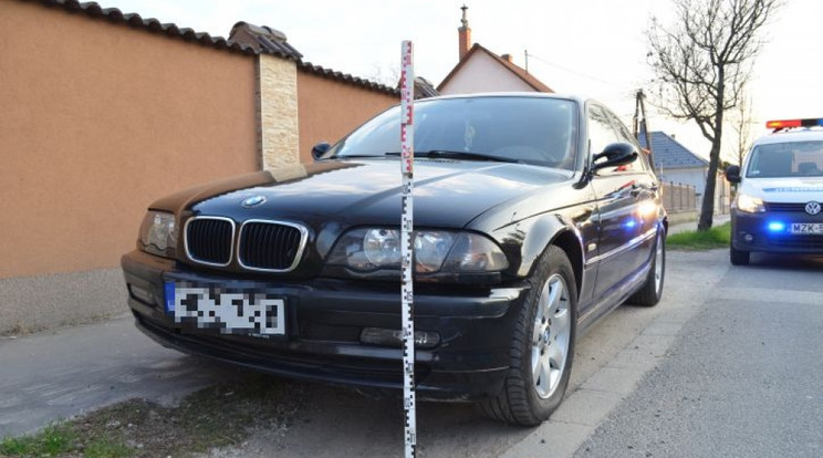 A sofőr először egy kisboltnak, majd egy álló autónak rohant neki / Fotó: Police.hu