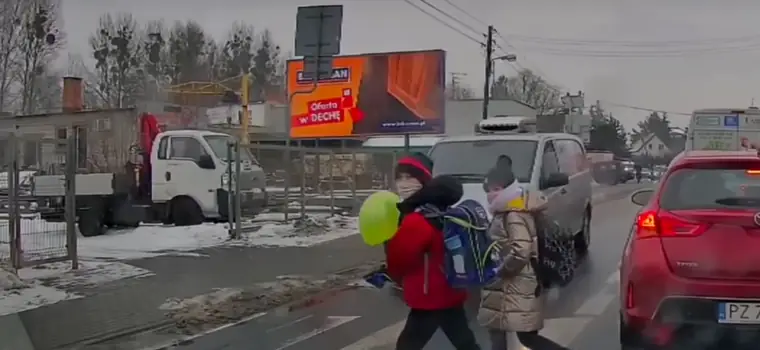 O włos od tragedii. Dzieci prawie potrącone na przejściu dla pieszych [Nagranie]