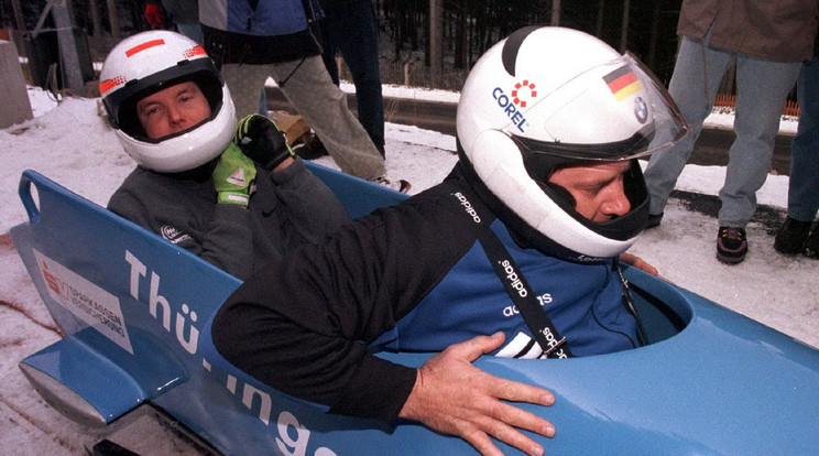 Albert herceg (a bobban hátul) 
sosem végzett dobogón, de ez 
nem vette el a kedvét a sporttól
 /Fotó: AFP