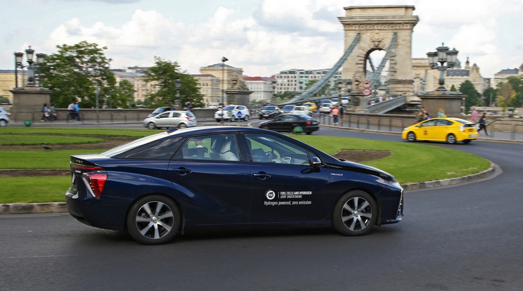 Közúti forgalomban Budapest szívében a Toyota hidrogénhajtású modellje